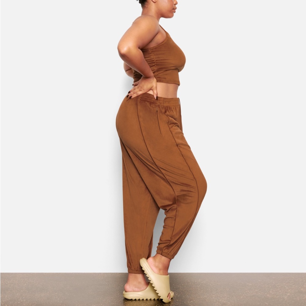 NWOT SKIMS OVERSIZED VELOUR JOGGERS - COPPER